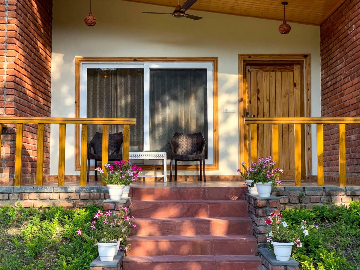 The River S Edge Farm Hotel Dehradun Exterior foto